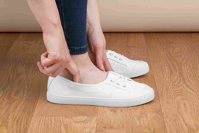 چگونه کفش تنگ را گشاد کنیم؟