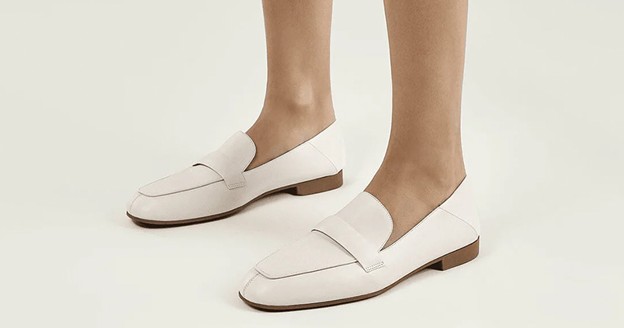 تعادل داشتن در ایستادن و راه رفتن یکی از بهترین مزایای کفش های بدون پاشنه و تخت است