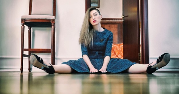 کفش پاشنه بلند را در خانه بپوشیم و راه رفتن را با آن تمرین کنیم