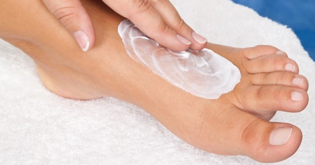 استفاده از کرم های مرطوب کننده پا برای پوشید راحت کفش پاشنه بلند
