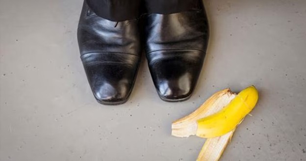 تمیز کردن و برق انداختن کفش چرم با موز