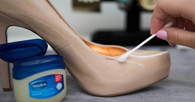 برق انداختن کفش با وازلین