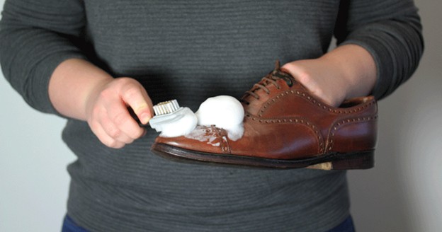استفاده از بالم لب برای براق کردن کفش