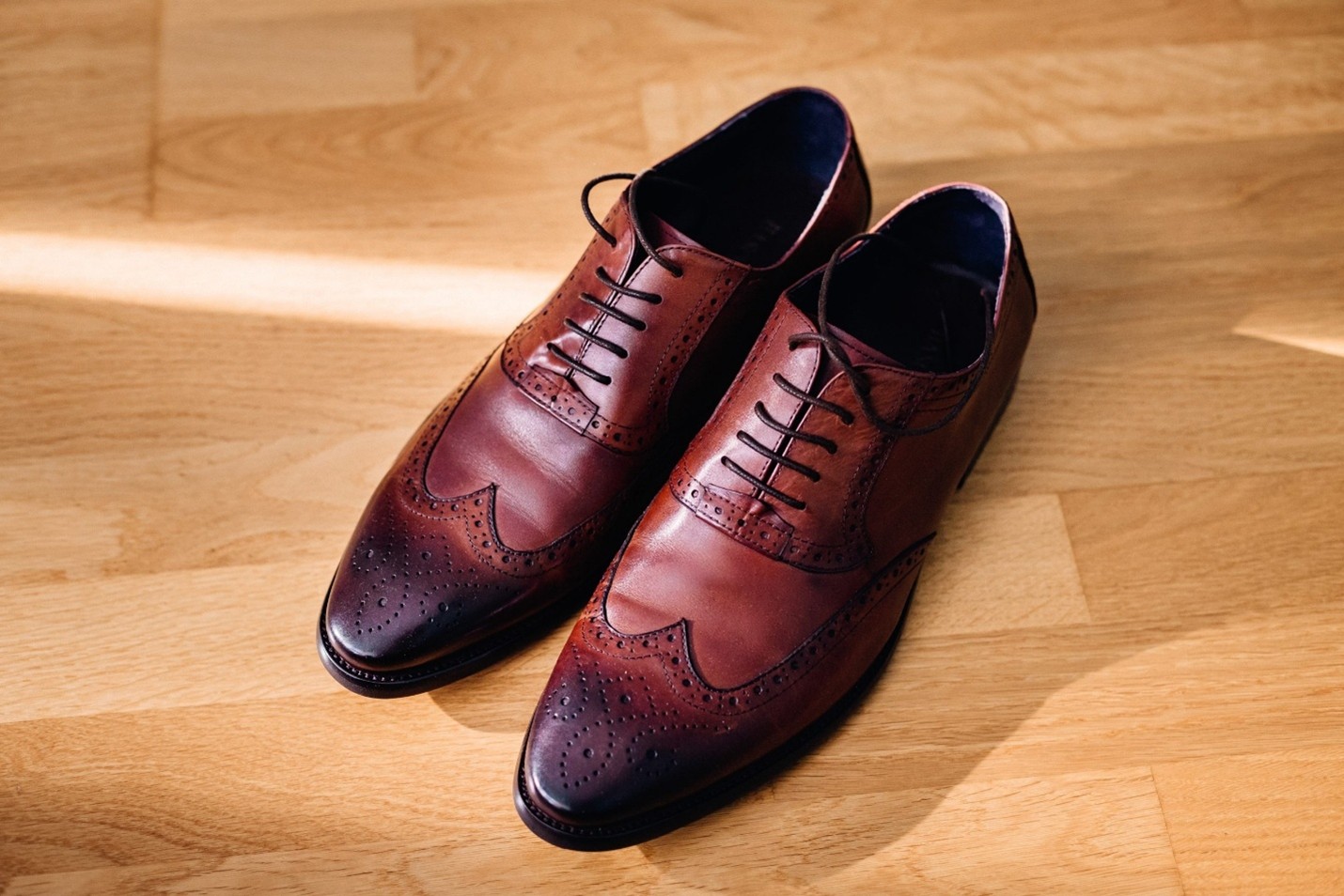 The best way to shine leather shoes