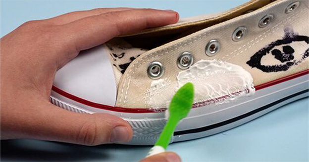 Removing yellowing shoes with toothpaste