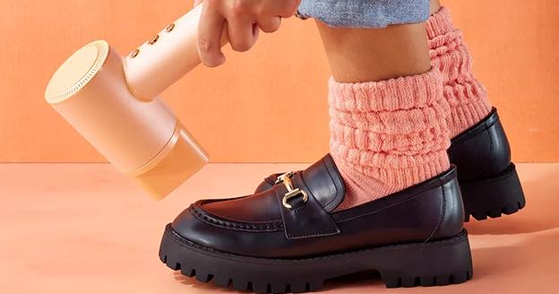 Let's warm up leather shoes.